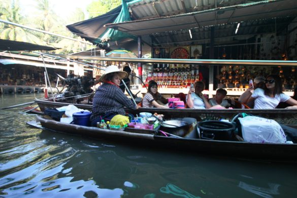 Damnoen Saduak floating market pad thai